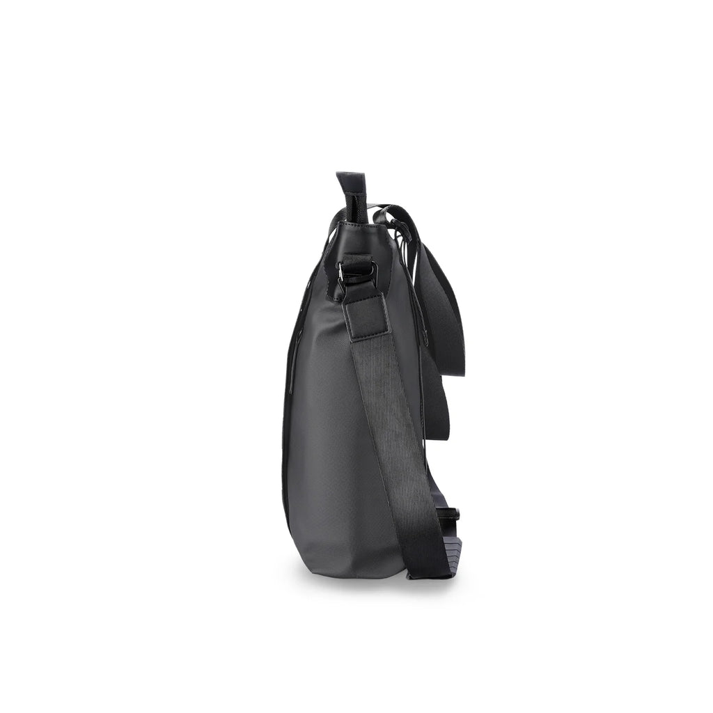 TechSafe: The multifunctional Messenger Bag with Simple Design